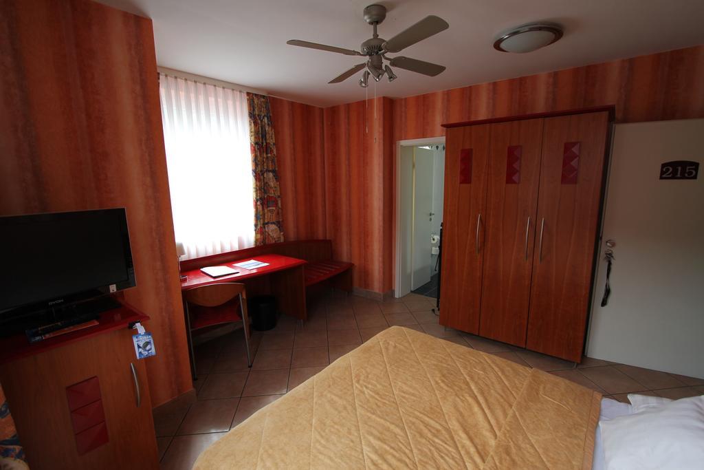 Hotel Mado Кельн Номер фото