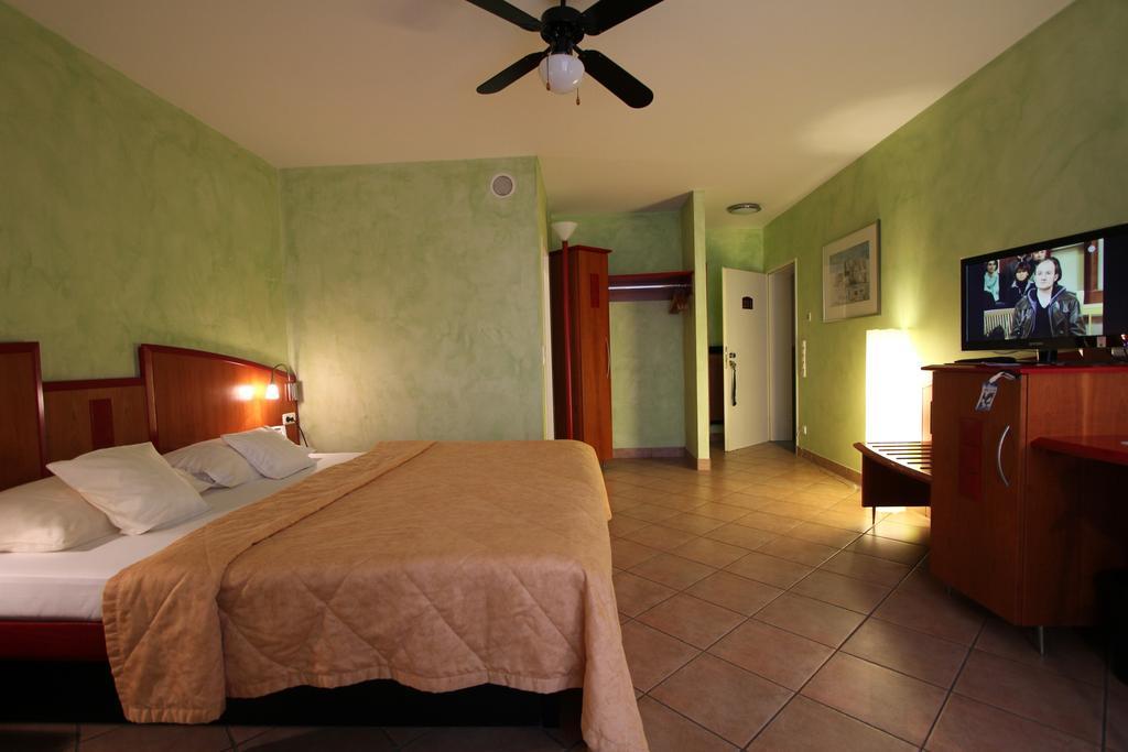 Hotel Mado Кельн Номер фото